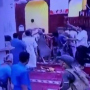 فيديو| ملثمون يقتحمون مسجدًا في عدن ويختطفون إمامه أمام المصلين