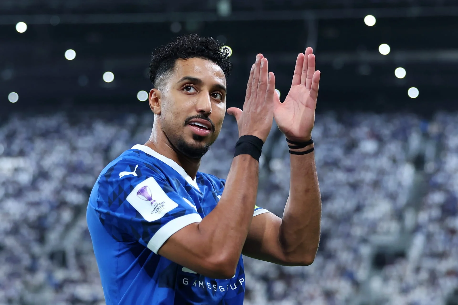 سالم الدوسري يحتفل بهدف حاسم بقميص المنتخب السعودي، يظهر شغفه كأفضل لاعب سعودي في لحظة انتصار.
