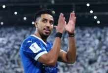 سالم الدوسري يحتفل بهدف حاسم بقميص المنتخب السعودي، يظهر شغفه كأفضل لاعب سعودي في لحظة انتصار.