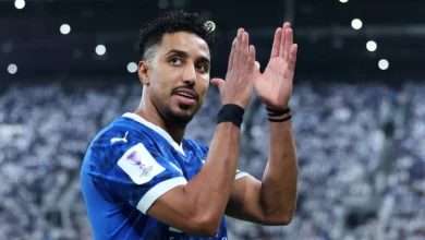 سالم الدوسري يحتفل بهدف حاسم بقميص المنتخب السعودي، يظهر شغفه كأفضل لاعب سعودي في لحظة انتصار.